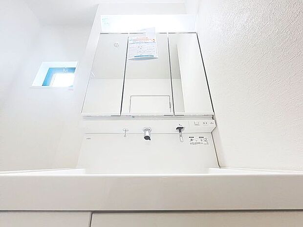 「洗面台には三面鏡を採用」身だしなみを整えやすい事はもちろんですが、鏡の後ろに収納スペースを設ける事により、散らかりやすい洗面スペースをすっきりさせる事が出来るのも嬉しいですね。