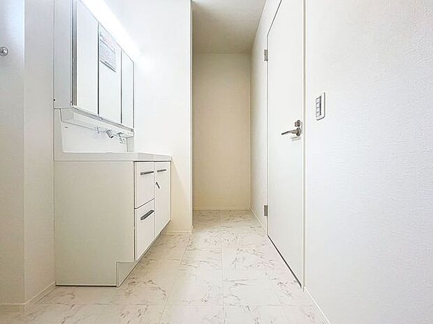 「洗面所」明るく清潔感のある色調で纏められた洗面室は、機能性に富んだ三面鏡と使い勝手の良い収納を完備した洗面台を設置しております。