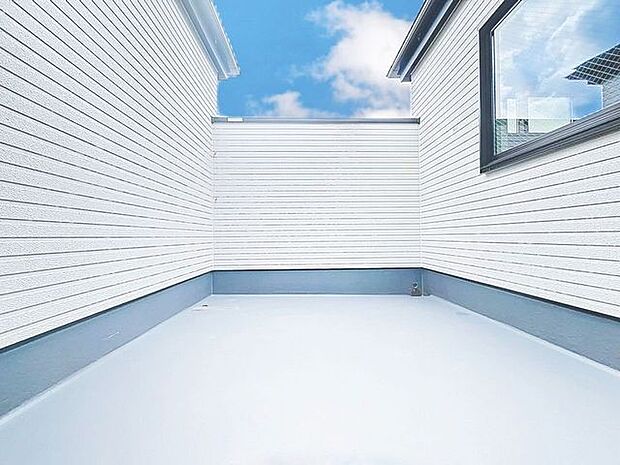 「バルコニー」バルコニーは、ご家族のお布団やシーツもまとめて干せるゆとりある広さになっています。