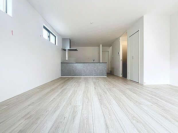 「癒し空間・17.8帖LDK」空気感という居心地の良いBGMは、心からのやすらぎと満足感を与えてくれます。通風と採光を考慮したリビングは地域の鼓動を感じながらお寛ぎ頂けます。