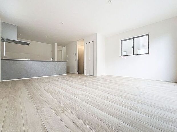 「リビングダイニング」家族の暮らしに思いを馳せて、日常のワンシーンを表現した空間。シンプルな機能美とスマートな空間美。家族みんなが自然体で過ごせる心地良さ生み出しています。