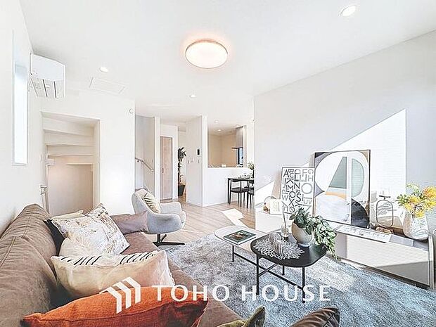 「居心地の良いリビング。」溢れる開放感を手中に収めることができるゆとりあるリビングダイニングです。心地よい光と風を運んでくれる、おだやかな空気に纏われた住まいです。（4号棟）