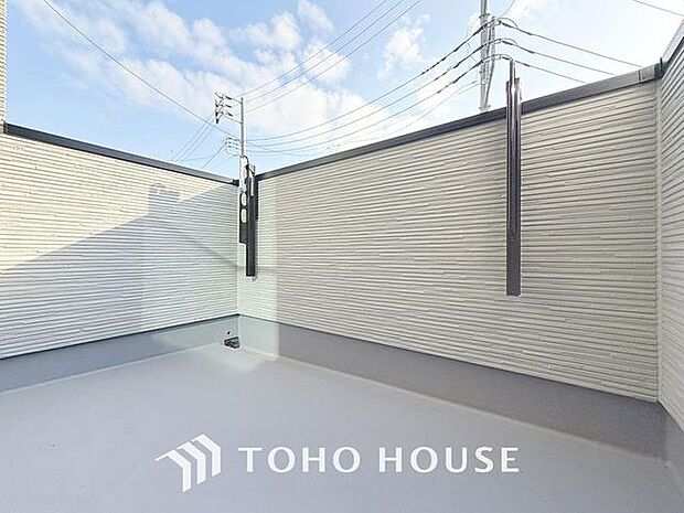 「開放感感じるバルコニー」頬をなでる優しい風を感じることが出来るバルコニー。つい深呼吸をしたくなる気持ちの良い眺望はこのお部屋の自慢です。（4号棟）