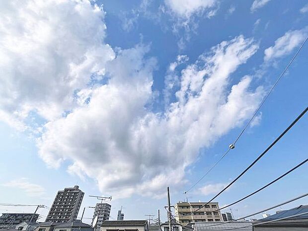 「眺望」穏やかな街並みを一望しながら、爽やかな風と柔らかく降り注ぐ陽光を感じて頂けます。