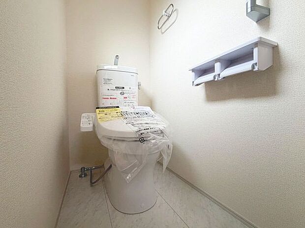「温水洗浄便座付きトイレ」トイレは快適な温水洗浄便座付です。清潔感のあるホワイトで統一しました。いつも清潔な空間であって頂けるよう配慮された造りです。