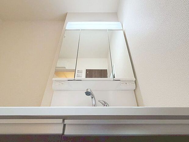 「洗面台」大きな鏡で朝の準備もばっちり。収納も多く、洗剤など日用品の保管にも便利です。