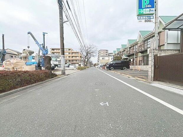 「前面道路」北東側 約8m。