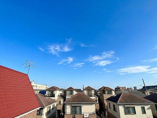 「眺望」穏やかな街並みを一望しながら、爽やかな風と柔らかく降り注ぐ陽光を感じて頂けます。