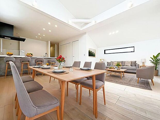 「憩いの場リビング」くつろぎを愉しむリビングルームは憩いの場となります。（画像内の家電・家具等はCGです。本物件には付帯されません。）