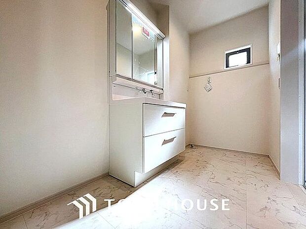 「窓あり×洗面所」湿気の多くなりやすい洗面所も、窓があることで換気が可能なので気持ちよくお使い頂けます。