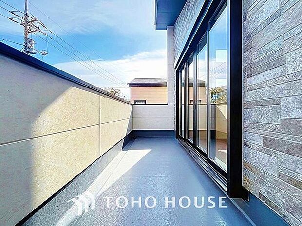 「バルコニー」都市型生活をより快適にコーディネートするかのように、周りの情景とマッチしたバルコニー。住まうご家族の心地よさを最優先したバルコニーでは様々な時間を楽しめます。