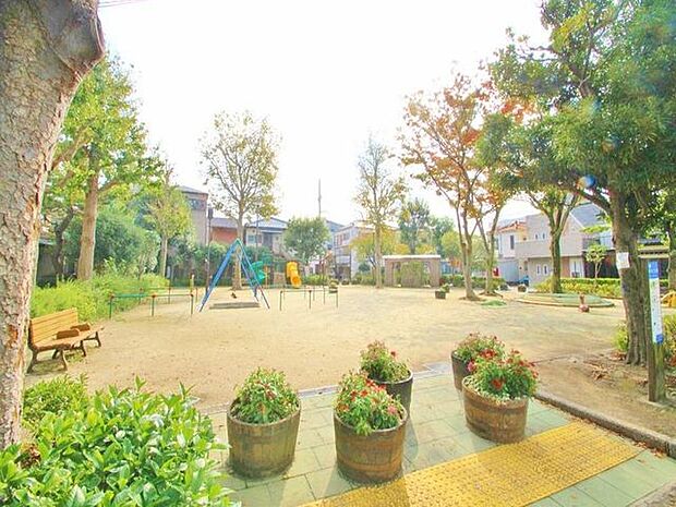 南小岩二丁目興公園まで約49m。