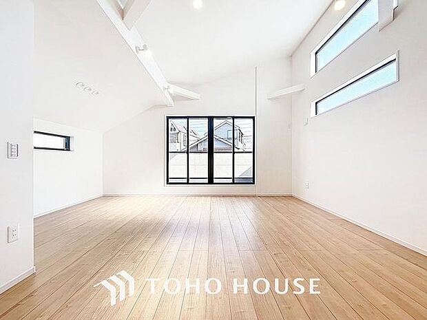 「上部吹き抜け×LDK」天井が高いことによってお部屋を広々と感じられます。特別な開放感が居心地の良さをもたらし、寛ぎの空間を演出します。