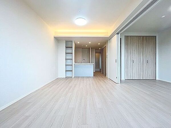 「癒し空間・11帖LDK」空気感という居心地の良いＢＧＭは、心からのやすらぎと満足感を与えてくれます。通風と採光を考慮したリビングは地域の鼓動を感じながらお寛ぎ頂けます。