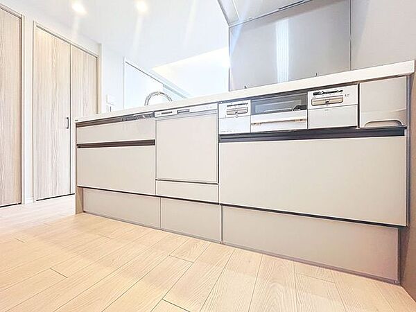 「美しく・使いやすい」使い勝手の良いキッチン空間。優しい温もりを醸し出すカウンターキッチンは料理の為の配慮を散りばめられた仕様です。家事をしながらお子様の様子を見守れる安心感もあります。