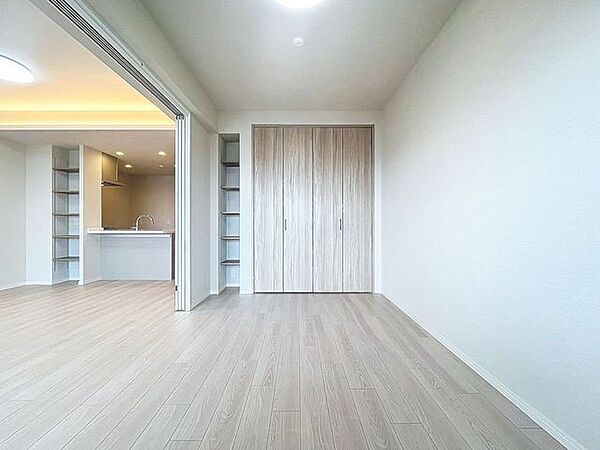 「リビング横居室」特に小さなお子様がいるとリビングと居室が続き間であることが人気です。生活の中心であるリビングと子供と過ごす空間がすぐそばにあるといつも目が届くものです。
