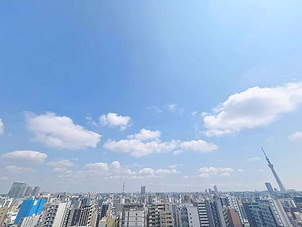 「隅田川花火大会の花火も望めます」台東区と墨田区エリアが一望できる18階の住戸です。ぜひ、ご覧ください。
