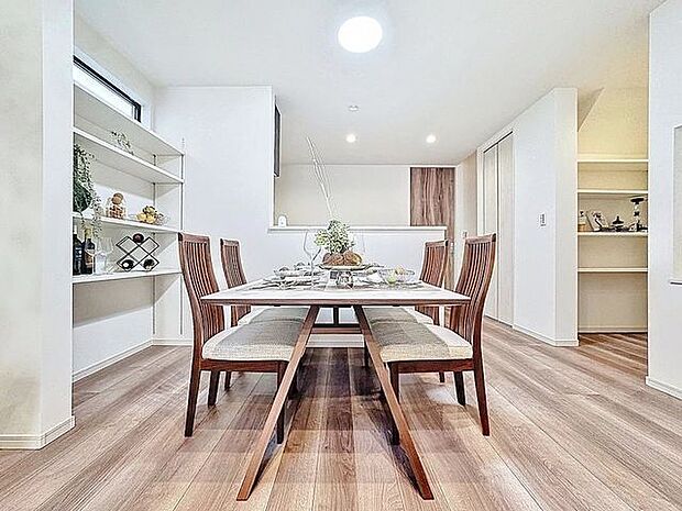 「癒し空間・18.9帖LDK」空気感という居心地の良いＢＧＭは、心からのやすらぎと満足感を与えてくれます。通風と採光を考慮したリビングは地域の鼓動を感じながらお寛ぎ頂けます。