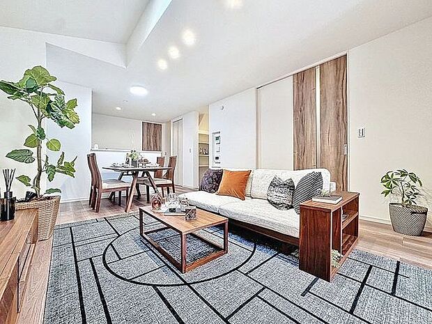 「南東向き。陽当り良好。」大きな窓辺からの日差しが暖かい室内は、自然と住まう人の気分も明るくなり、リビングでの素敵なワンシーンが演出されます。