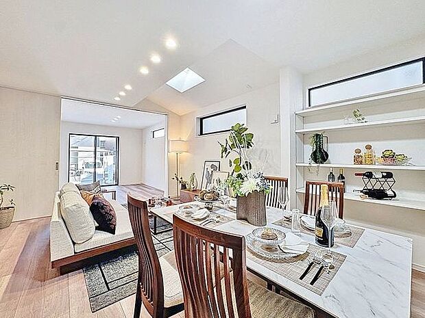 「リビングダイニング」柔らかな色合いが優しい雰囲気のお部屋は、格別の居心地の良さを感じて頂けます。採光窓から零れる陽光に癒されてください。