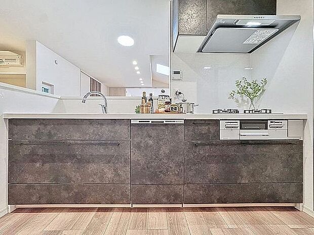 「気持ちよく料理」明るい自然光が入る、作業スペースを多くとったキッチン。調理がしやすく余裕の広さ。食器類もすっきりと片付く収納力です。家事をしながら会話も弾みます。