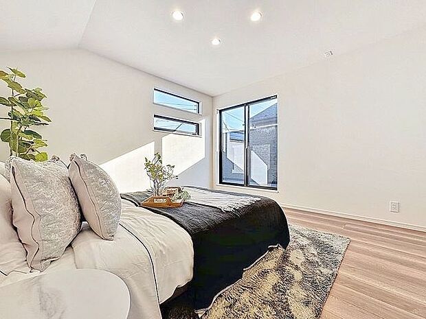 「バルコニーに面した居室」主寝室は十分な広さに加えて、快適に目覚められるよう、大きな採光窓を設けました。