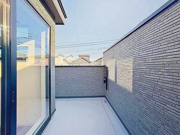 「バルコニー」めいっぱいの光と風を感じ、ゆるやかに時間を紡ぐバルコニーです。日々の疲れを忘れさせてくれるかのような伸びやかで心安らぐ眺めです。