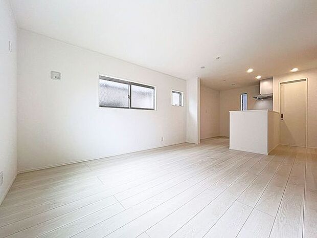 「リビング」家族の会話や笑顔が行き交うリビングで、大きなソファやダイニングテーブルでゆったり食事をしたりくつろぎたい。そんな夢が叶えられる空間です。