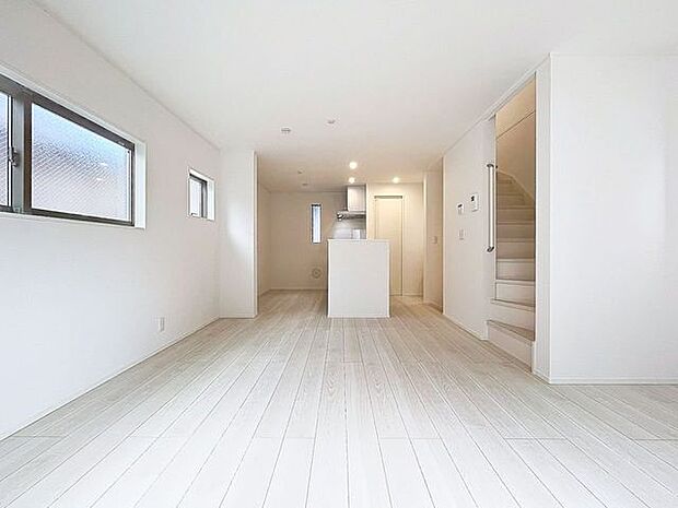 「リビングダイニング」柔らかな色合いが優しい雰囲気のお部屋は、格別の居心地の良さを感じて頂けます。採光窓から零れる陽光に癒されてください。