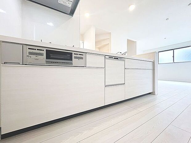 「家事時短の叶うキッチン◎」効率よくお料理ができる3口コンロ・食洗機・出し入れしやすいスライド収納を完備したシステムキッチン。確かな機能性を実感頂けます。