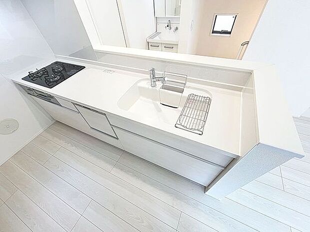 「対面式キッチン仕様」キッチンスペースは、ゆとりの広さを確保。開放的な対面式キッチンなので、ご家族との会話を楽しうことはもちろん、お子様を見守りながら家事時間を進められます。