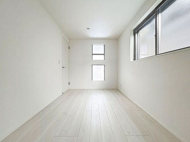 「2面採光の居室」居室に窓が2ヶ所あるので、明るさの確保と、風の通り道ができることで換気のしやすいお家になっています。居室のドアを開けることなく空気が入れ替えられるので、一人で落ち着きたい時にも。