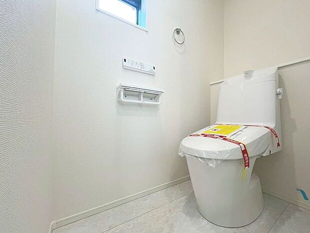 「温水洗浄便座付きトイレ」トイレは快適な温水洗浄便座付です。清潔感のあるホワイトで統一しました。いつも清潔な空間であって頂けるよう配慮された造りです。