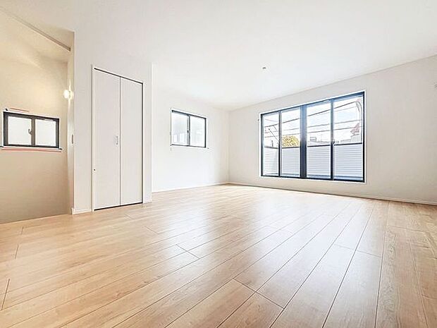 「リビングダイニング」柔らかな色合いが優しい雰囲気のお部屋は、格別の居心地の良さを感じて頂けます。採光窓から零れる陽光に癒されてください。