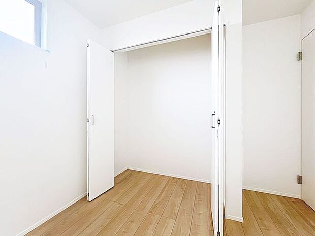 「収納豊富」収納の多さも魅力です。使い勝手の良い収納を豊富に設置しております。居住スペースを充分に確保することができる為、ゆとりある室内で、ゆっくりとご寛ぎいただけます。