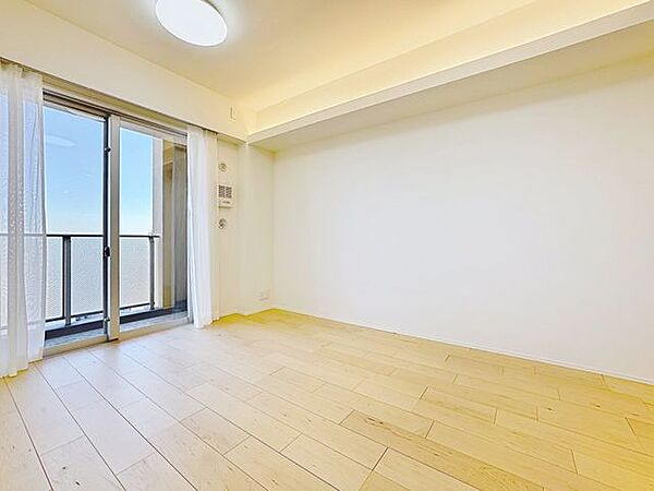 ホワイトの壁紙に柔らかな印象のメープルのフローリング。明るくナチュラルな心地の良い空間となっております。