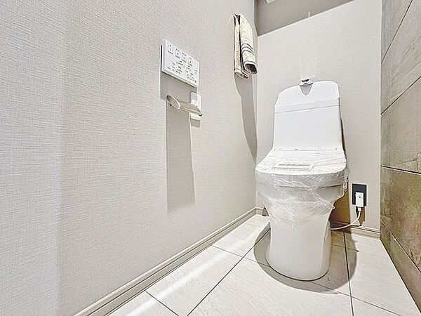 「リフォーム済・トイレ」トイレ関係の設備も一新されています。もちろん温水洗浄機能付き便座です。気になる水周り関係は全て新しくなっていますので、気持ちよく新生活が始められます。