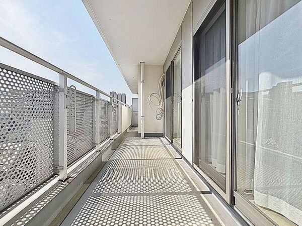 「バルコニー」大きな空に囲まれた気持ちのいい住まい。バルコニーを覗くだけで圧倒的な開放感に包まれます。