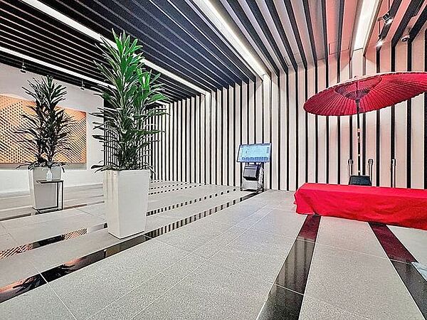 「エントランス」マンションのエントランスなど共有部分は、清掃が行き届いており、キレイな状態です。管理体制がしっかりしているからこそ。