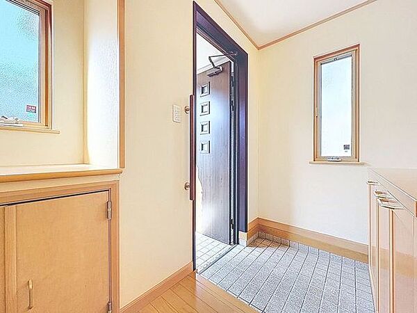 「玄関」家の中でお客様を迎える最初の場所である玄関。豊富な玄関収納で、常に綺麗に保つことが出来ます。
