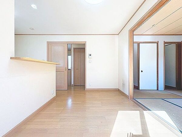「ダイニング」ホワイトクロス×濃いカラーのフローリングをコーディネートした室内。シンプルな室内デザインなので、よりインテリアが映えます。
