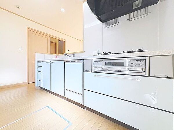 「対面式キッチン仕様」キッチンスペースは、ゆとりの広さを確保。開放的な対面式キッチンなので、ご家族との会話を楽しうことはもちろん、お子様を見守りながら家事時間を進められます。