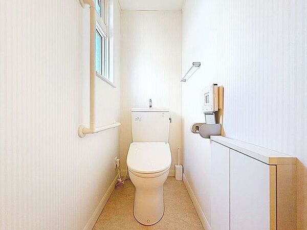 「窓あり×トイレ」水周りはシンプルに清潔感のあるホワイトで統一。換気出来るよう、窓も完備することで、いつも清潔な空間であって頂けるよう配慮しました。