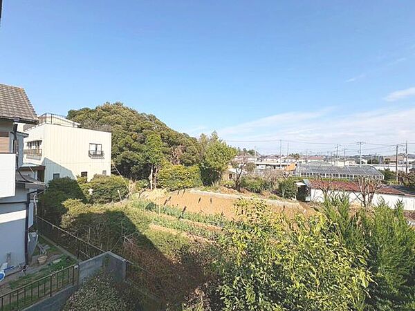 「眺望」緑に囲まれ、自然を感じることのできる穏やかな住まいです。日々の喧騒を忘れ、落ち着いたひと時をお過ごしください。