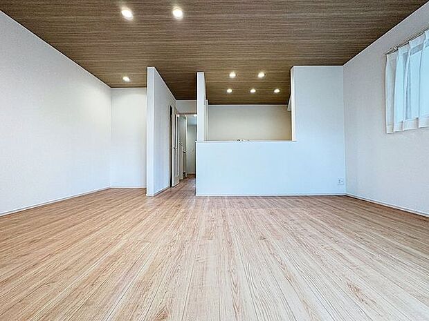 「ナチュラルテイスト×ダウンライト」天井に埋込タイプのダウンライトは、室内を広く感じさせ、お部屋を柔らかく照らし、上品な雰囲気を造ります。