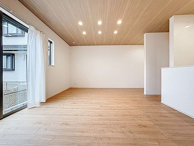 「南西向き。陽当り良好。」柔らかな色合いが優しい雰囲気のお部屋は、格別の居心地の良さを感じて頂けます。採光窓から零れる陽光に癒されてください。