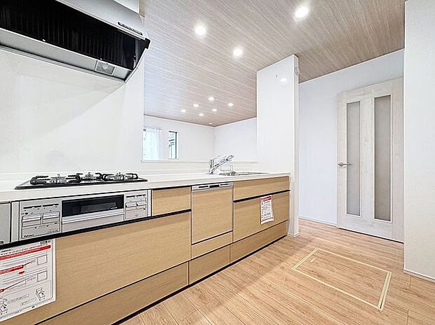 「壁付けキッチン仕様」リビングのスペースを広く取れる壁付けキッチン。家事の動線を考え、動きやすく、使いやすい空間造りができます。