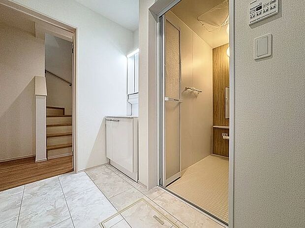 「洗面所」明るく清潔感のある色調で纏められた洗面室は、機能性に富んだ三面鏡と使い勝手の良い収納を完備した洗面台を設置しております。