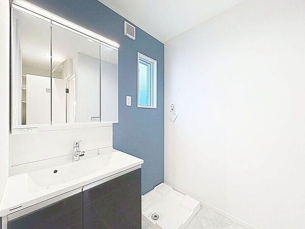 「シャワー機能付きの洗面台」シャワー機能付きの洗面台にはワイドな三面鏡、使いやすい横長ボウル、スマートに収まる収納と充実しています。あわただしい朝の洗面タイムに心強い設備です。