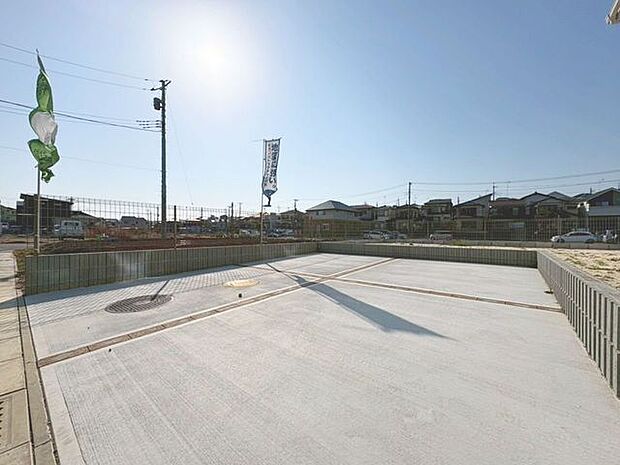 「ゆとりあるカースペースは2台駐車可能です。」